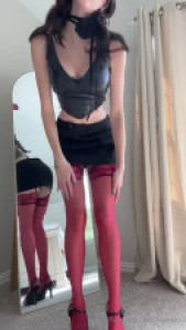Lilah_LovesYou Masturbates Next To The Mirror