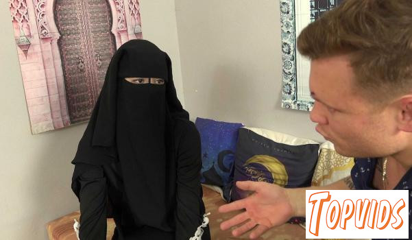 Valerie Moon - Niqab babe needs to learn Czech - E243