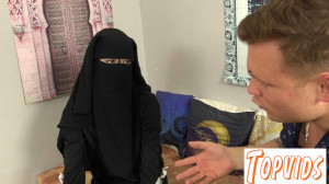 Valerie Moon - Niqab babe needs to learn Czech - E243