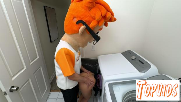 Luna Luxe - Porn Dude Helps Luna Luxe Out of a Sticky Situation