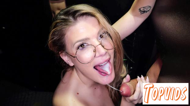 Riley Rose - Riley Rose's First Gloryhole