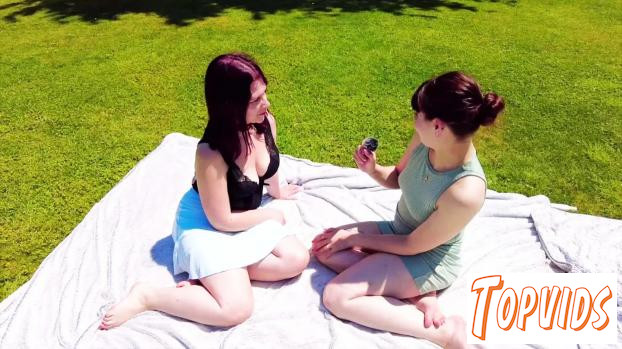 Sophia, Luna & Alicia - Sophia is having fun with her two friends Luna and Alicia!