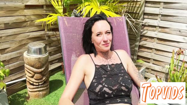 Emilie - Emilie, 30, is less shy than she thinks...