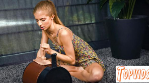 Emelie Crystal - Riding The Sybian