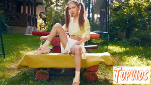 Nicole - Cutie orgasms on a bench