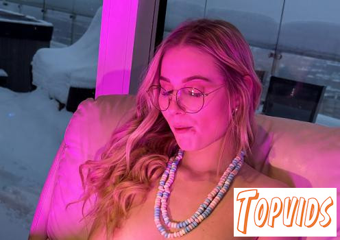 Luana - Luana Really Gets Herself Off Hard After Playing In The Snow Naked Dildo Vibrating Orgasm