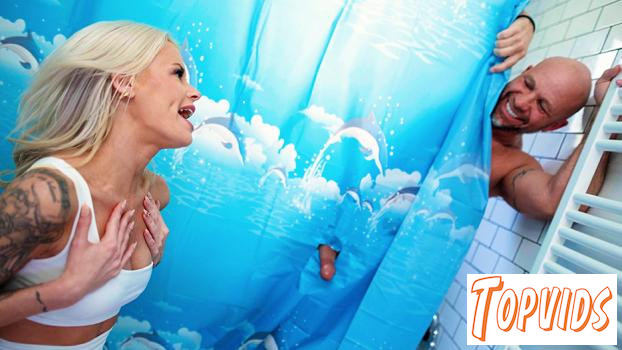 La Petite Blonde - The Little Blonde Surprised in the Shower