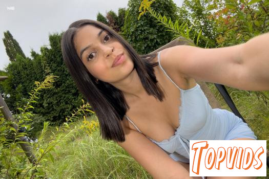 Gia Rosse - Garden Pee Backstage