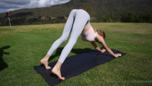 Milakittenx Cunt Filled with Milk in the Park