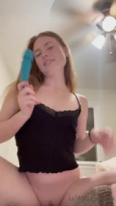 ItsBaileyNix Uses A Vibrator On Her Pussy