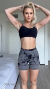 ScarlettKissesXO Strips Off Her Gym Outfit