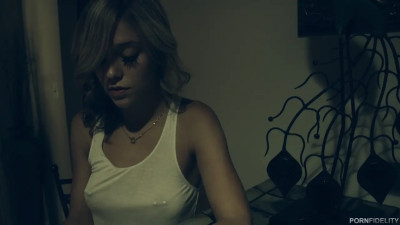 Kali Roses Gets Her Pussy Milked From Railing