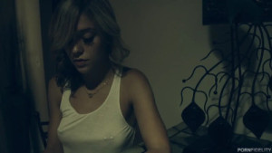 Kali Roses Gets Her Pussy Milked From Railing