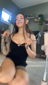 Elf Elise Laurenne Stretches Her Own Asshole