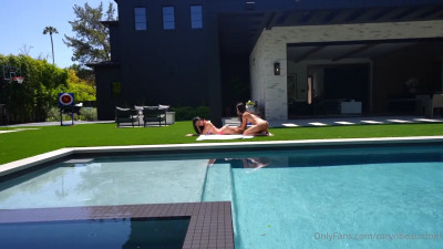 Caryn Beaumont & Sarah Illustrates Fuck In The Shower