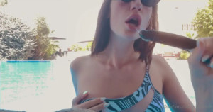 Juicy.Alison Deepthroats Her Dildo In A Pool