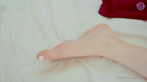 Reislin Wakes Up Horny And Fingers Her Pussy