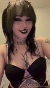 Goth Chic Yourhotm.f's Flicks Her Bean