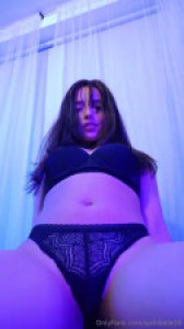 Gabibela18 Closes Up On Her Pussy Rubbing