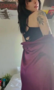 Cinna Noe Spreads And Plugs Her Pussy